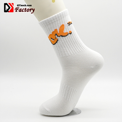 Wholesale solid color sports socks can customize any logo.